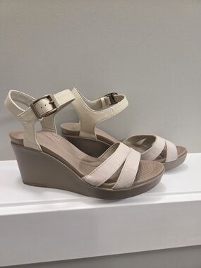 Crocs Womens Leigh II Ankle Strap Wedge Sandals Beige Dual Comfort 7 Beach Toes